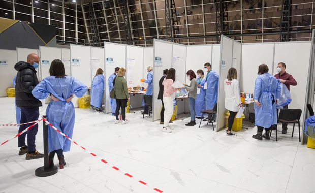 Vaccinarea anti-COVID cu doza 3 a început. Câte persoane au fost vaccinate în primele ore
