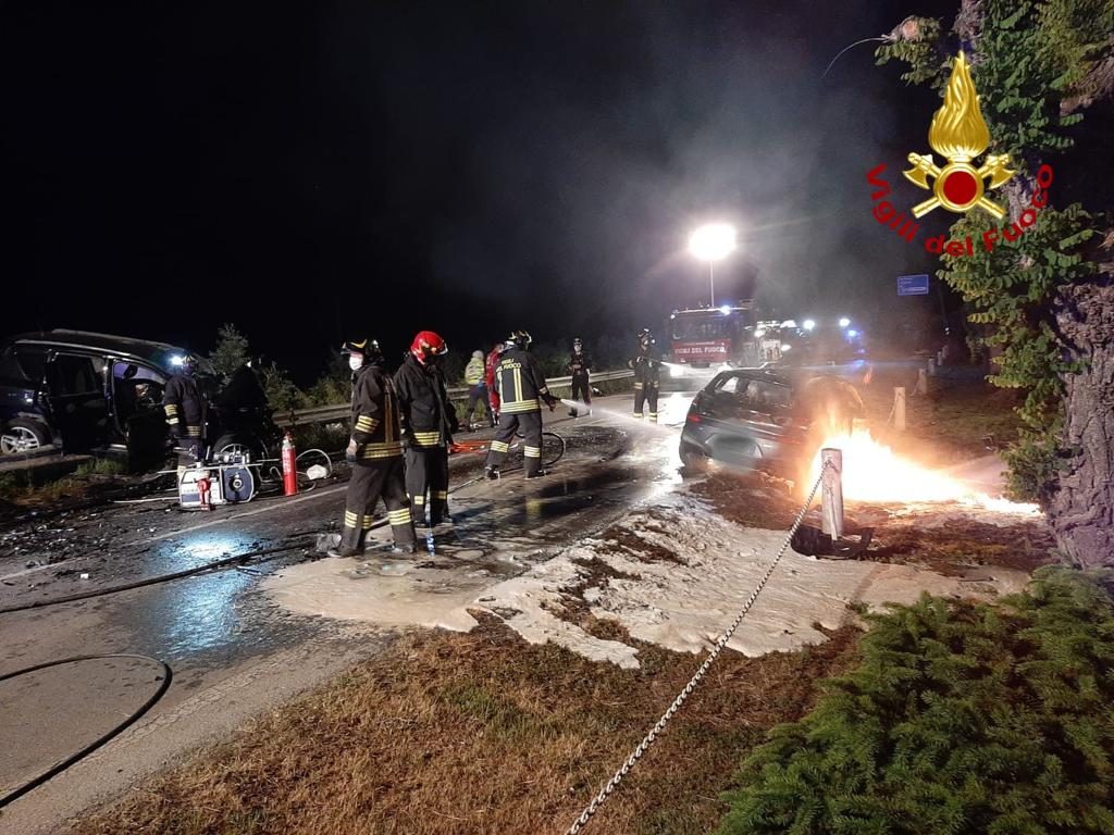 Imagini cu mașina în flăcări în care a murit Valentin, în Italia. Tânărul din Suceava avea 23 de ani
