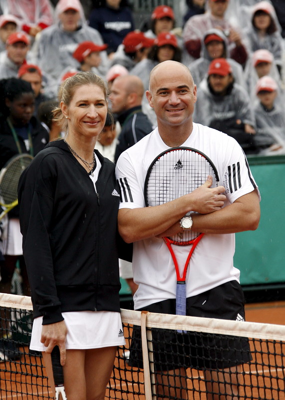 Fosta jucătoare de tenis Steffi Graf riscă să achite despăgubiri de 15.000 $, după ce câinele ei a mușcat o vecină