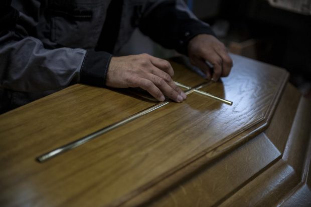 Reuters: „România, depășită de pandemie. Companiile de pompe funebre nu fac față deceselor”