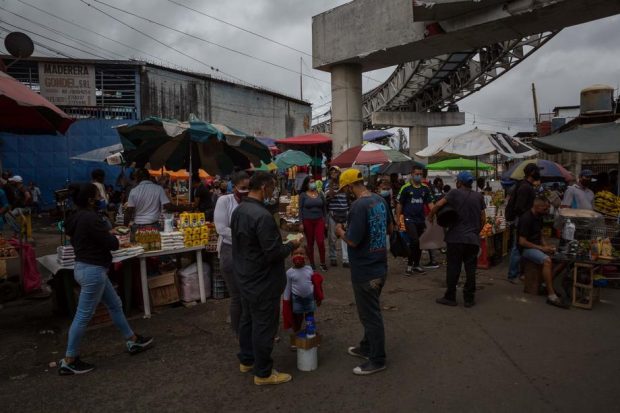 Pensia şi salariul minim din Venezuela nu mai valorează nici măcar un kilogram de carne de vită. Câţi venezueleni încasează acest venit