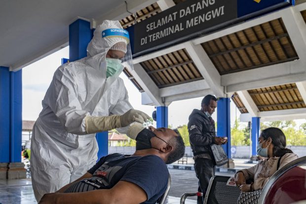 Tampoane nazale pentru COVID-19 refolosite pe un aeroport din Indonezia. Poliția a efectuat arestări