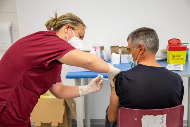 Am întrebat mai mulți medici de familie dacă vaccinul anti-COVID se poate face în același timp cu cel antigripal. Ce au răspuns