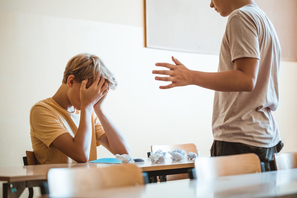IN A RELATIONSHIP | Semnele care le indică părinților că adolescenții lor pot avea comportamente autodistructive