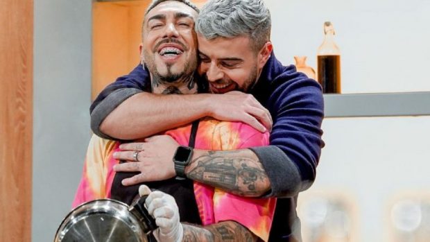 Imagine Stire Pe câți bani cânta Alex Velea la începutul carierei. Speak l-a dat de gol. „Ne-am mai luat și țeapă” | 2review.ro