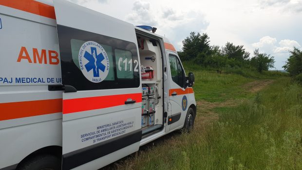 Fată de 13 ani din Vaslui, salvată în ultima clipă după ce s-a spânzurat la ferma părinților