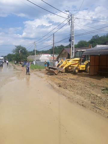 Un muncitor din Bacău a murit electrocutat în timp ce remedia o avarie produsă de vijelie