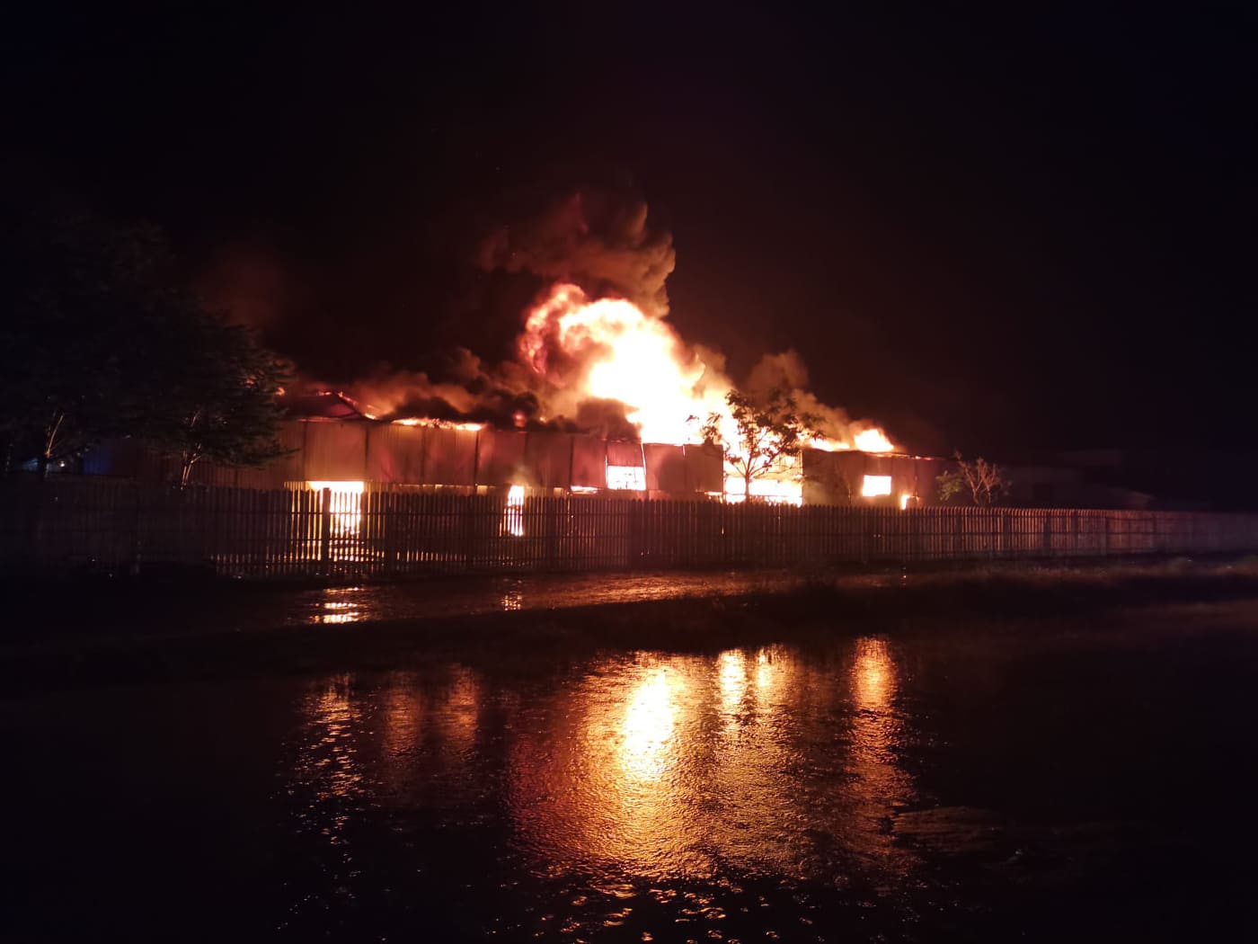 Incendiu La Un Depozit De Mase Plastice Din Bârlad. 60 De Pompieri Intervin Să Stingă Focul Care S-a Extins Pe 1.000 De Metri Pătrați - Vimarsana News