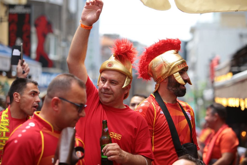 Fanii Macedoniei de Nord au făcut show la București. Torțe și scandări războinice în Centrul Vechi