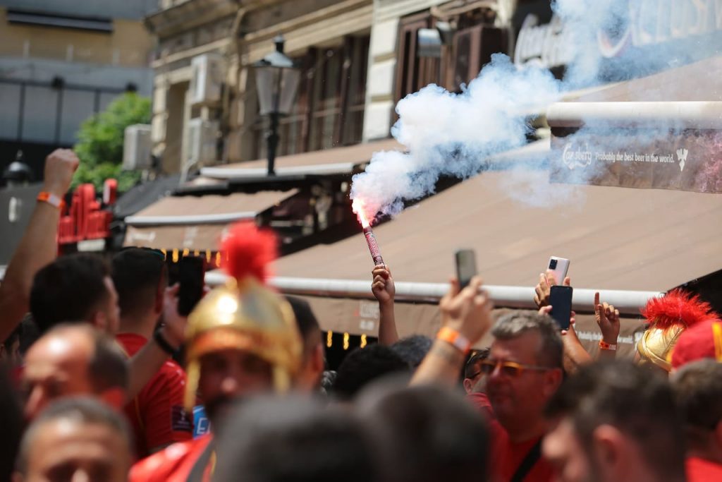 Fanii Macedoniei de Nord au făcut show la București. Torțe și scandări războinice în Centrul Vechi