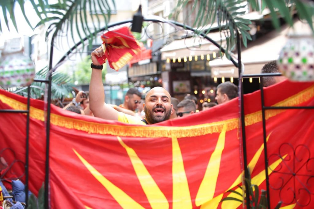 Fanii Macedoniei de Nord au făcut show la București. Torțe și scandări războinice în Centrul Vechi