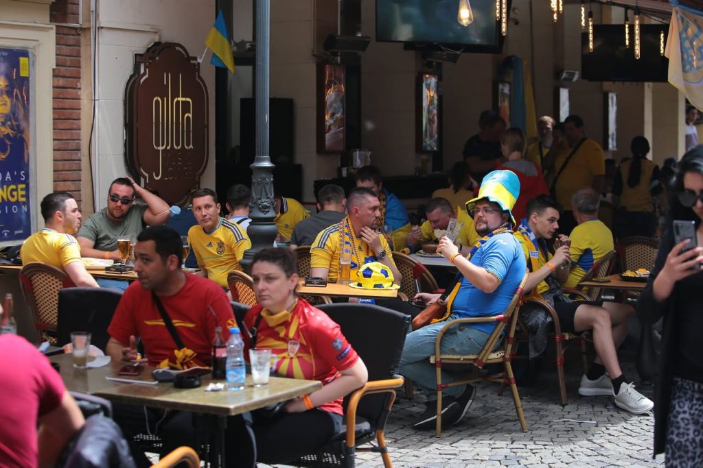 Fanii Macedoniei de Nord au făcut show la București. Torțe și scandări războinice în Centrul Vechi