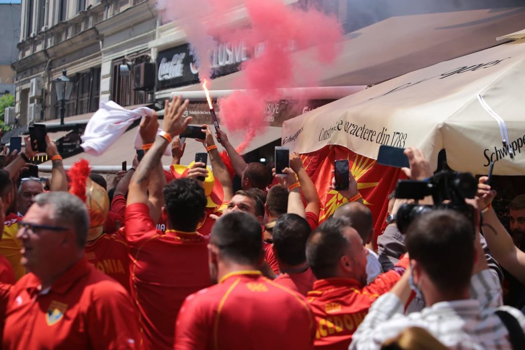Fanii Macedoniei de Nord au făcut show la București. Torțe și scandări războinice în Centrul Vechi