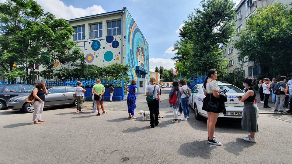 Emoții pentru părinți, bucurie pentru elevi după proba la română a Evaluării Naționale: „Nici nu am stare să mă uit”, urmat de „a fost ușor”