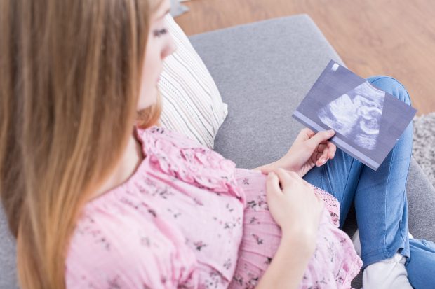 85% din mamele minore nu mai merg la şcoală. „Aş fi vrut să fac mai multe clase, dar nu mai pot da timpul înapoi”