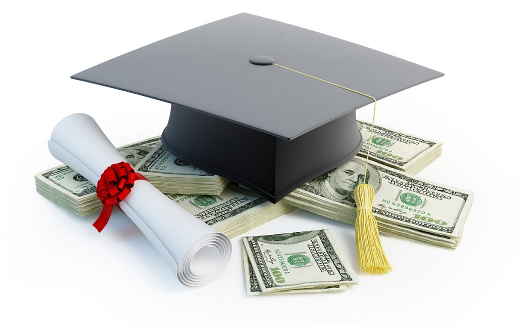 Educația face toți banii: persoanele care au absolvit o universitate au venituri duble față de cele cu liceu