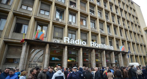 Jurnalism călduț, ca să nu se supere nimeni. Cu 2.100 de angajați, cel mai ascultat radio din țară face interviuri cuminți, dar nicio investigație serioasă