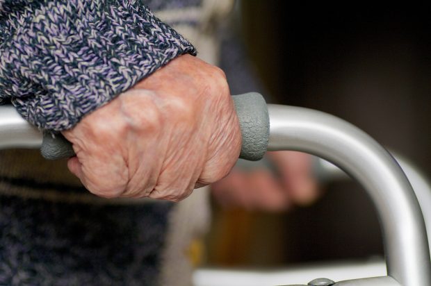 Gândaci și mâncare expirată, în patru cămine pentru vârstnici din Giurgiu. OPC le-a închis temporar