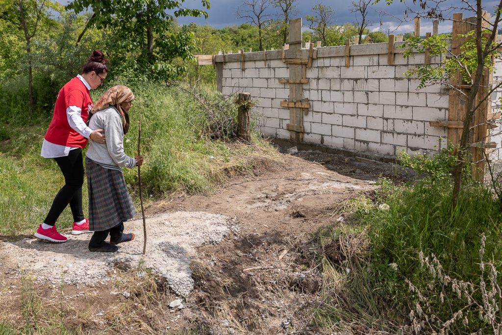 Îngeri pentru Emilia, femeia din vârf de deal căreia i se șterge memoria în fiecare dimineață