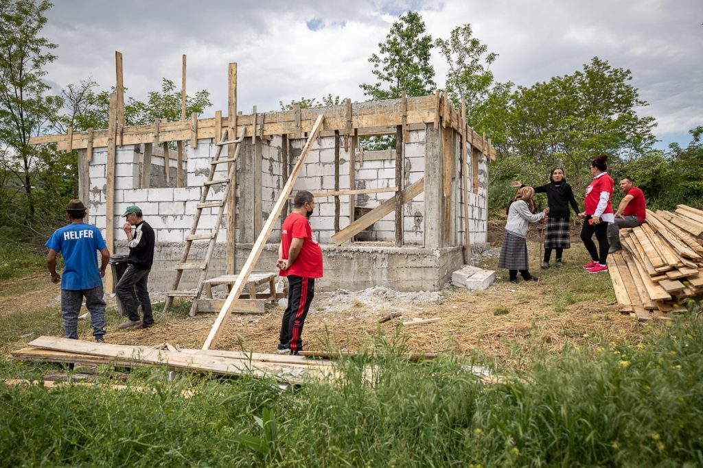 Îngeri pentru Emilia, femeia din vârf de deal căreia i se șterge memoria în fiecare dimineață