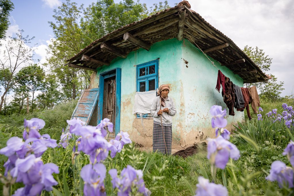 Îngeri pentru Emilia, femeia din vârf de deal căreia i se șterge memoria în fiecare dimineață