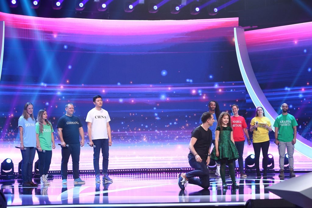 Povestea fetiței de 7 ani care vorbește opt limbi străine. Bella a uimit întreaga planetă și urcă pe scena „Next Star”