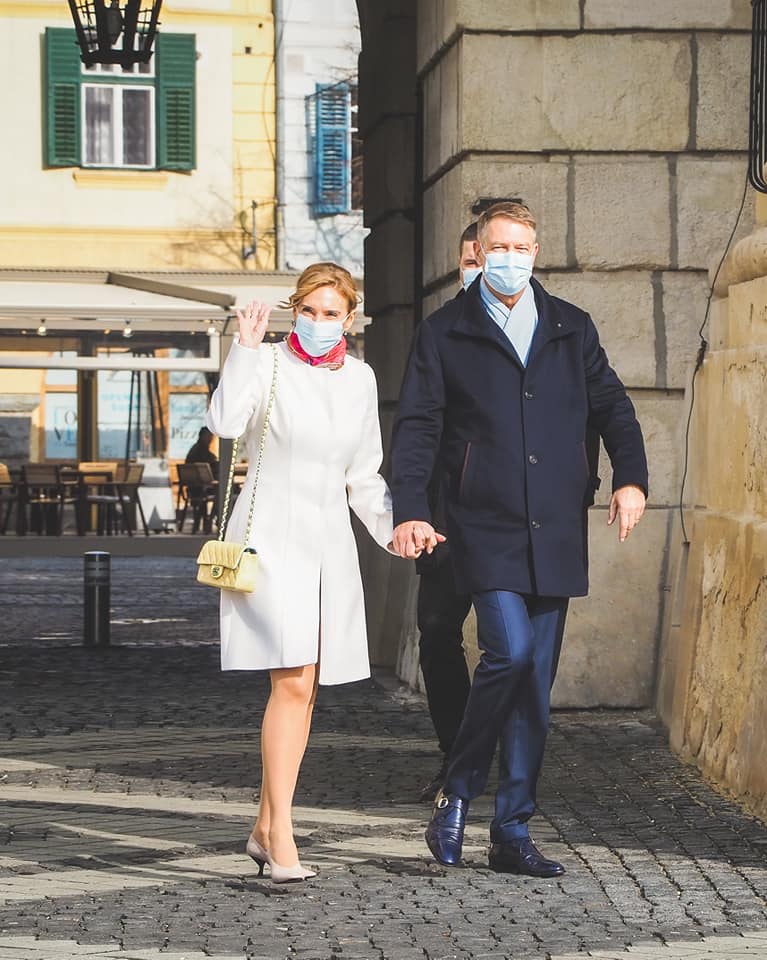 Carmen Iohannis nu plătește ținutele purtate la evenimente oficiale. Dezvăluirile designerului primei doamne