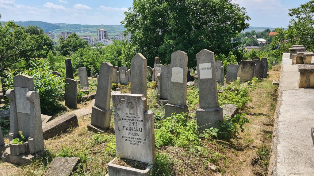 „În cimitir, eu sunt șefă”. Povestea mezzosopranei care, de un sfert de secol, deschide calea printre mormintele din Cimitirul Evreiesc din Iași