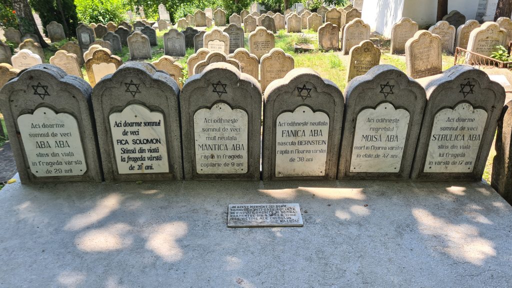 „În cimitir, eu sunt șefă”. Povestea mezzosopranei care, de un sfert de secol, deschide calea printre mormintele din Cimitirul Evreiesc din Iași