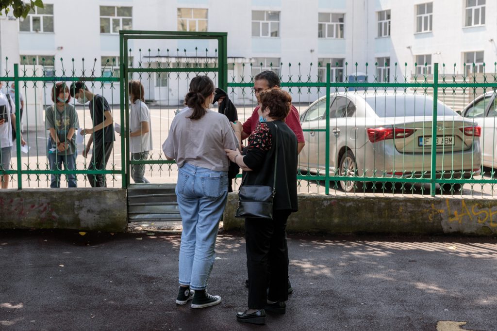 Emoții pentru părinți, bucurie pentru elevi după proba la română a Evaluării Naționale: „Nici nu am stare să mă uit”, urmat de „a fost ușor”