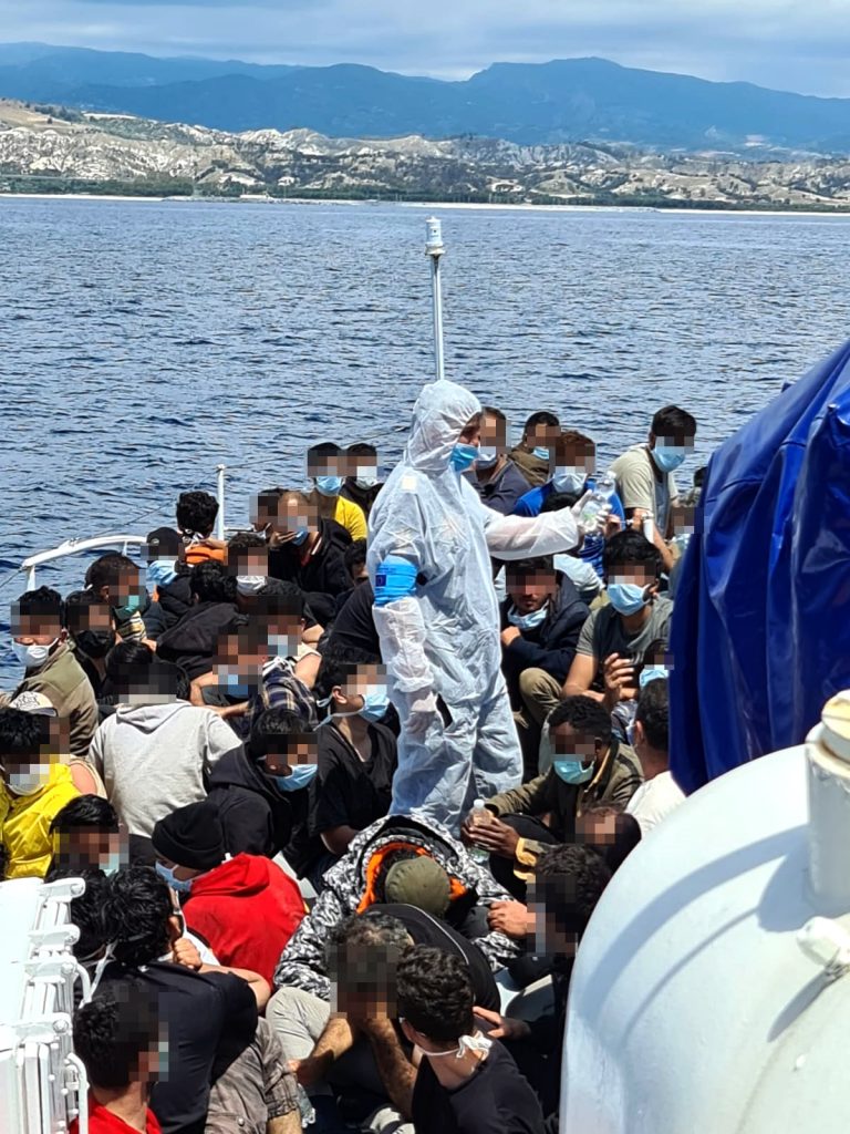 Fetiță de 4 ani salvată de un polițist de frontieră român, în Mediterana, de pe o navă plină cu migranți în pericol