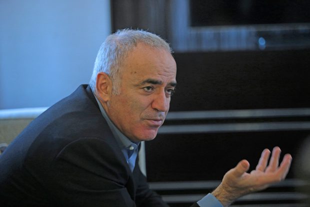 Garry Kasparov: „Nu-i dați rampe de ieșire lui Putin”. Cum crede marele șahist rus că poate cădea președintele