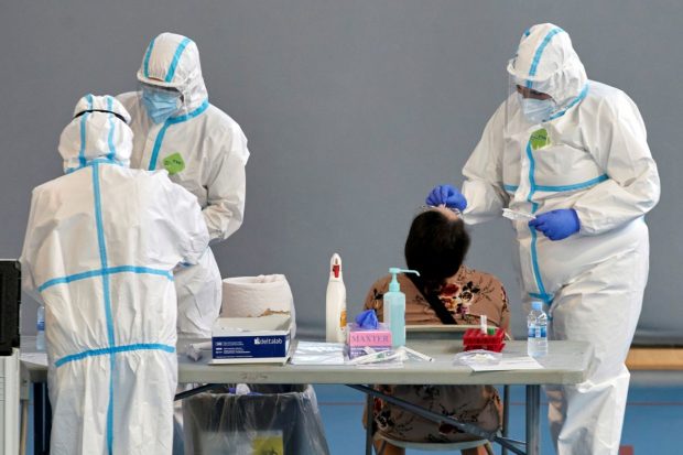 Un laborator de testare COVID din Anglia, suspendat, după ce aproape 43.000 de persoane ar putea să fi primit, din greșeală, rezultate negative