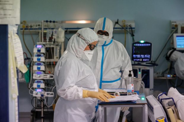 COVID ar fi ucis între 80.000 şi 180.000 de angajați sanitari, estimează OMS. „Trebuie să fie vaccinați cu prioritate”