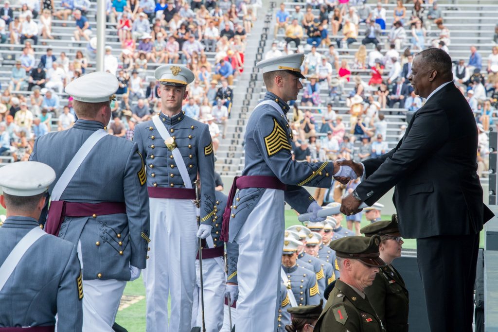 O tânără din România pleacă la West Point, cea mai veche academie militară din SUA. Cum a fost „armata” într-un liceu în nordul Moldovei