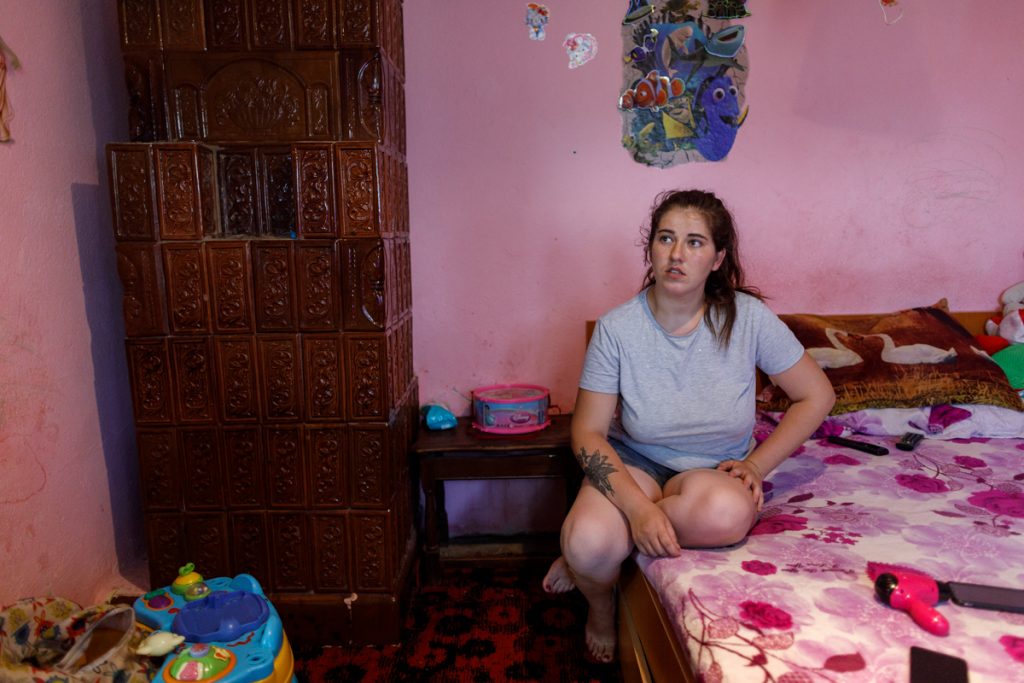 Povestea unei femei crescute într-un centru de plasament care-și caută azi frații