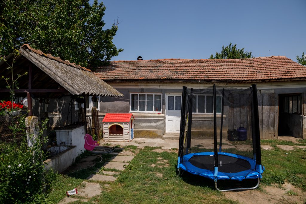 Povestea unei femei crescute într-un centru de plasament care-și caută azi frații