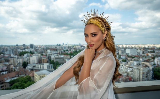 Imagine Stire Iulia Vântur, ședință foto spectaculoasă înainte de a se întoarce în India. „A fost o experiență de aur” | 2review.ro
