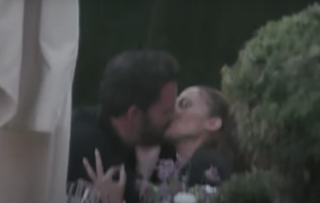 Jennifer Lopez și Ben Affleck au fost surprinși sărutându-se. Diva s-a despărțit de logodnic acum două luni