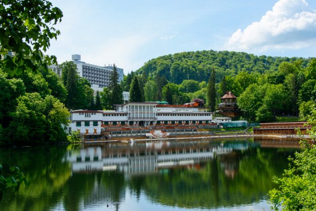 Lacul Ursu, unic în lume. De ce este deosebit și ce poți face în zonă