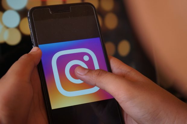 Înregistrări pe Instagram cu două fetițe agresate de o altă minoră. Poliția Alba a deschis dosar penal