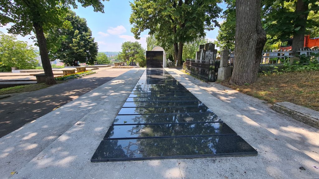 „În cimitir, eu sunt șefă”. Povestea mezzosopranei care, de un sfert de secol, deschide calea printre mormintele din Cimitirul Evreiesc din Iași