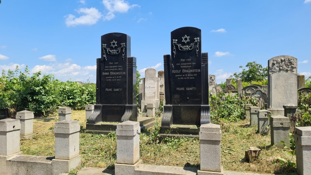 „În cimitir, eu sunt șefă”. Povestea mezzosopranei care, de un sfert de secol, deschide calea printre mormintele din Cimitirul Evreiesc din Iași