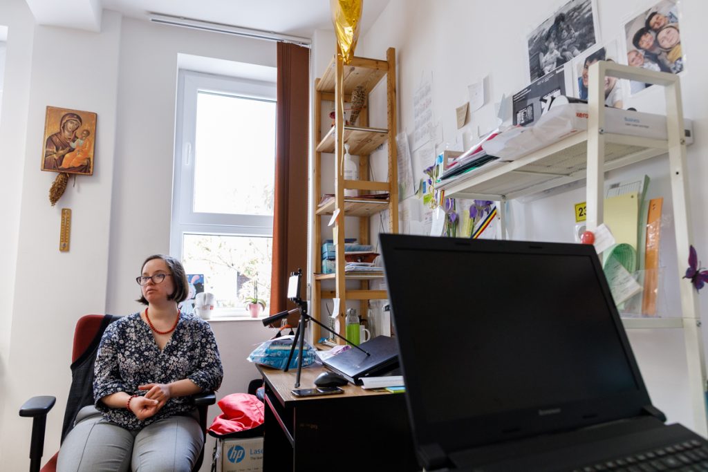 „Acum sunt atașată de ei, gata. Nu mai plec nicăieri”. Oana, fata cu sindrom Down, angajată în ciuda șanselor de 0,2%
