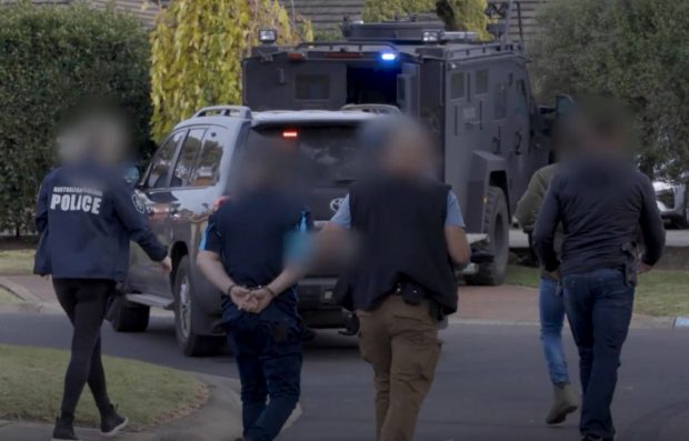Operațiunea Anom: cum au fost păcălite organizațiile criminale să folosească telefoane livrate și interceptate chiar de FBI