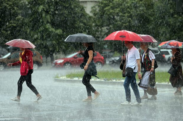 Cod galben de instabilitate atmoferică accentuată în cinci judeţe. Cum va fi vremea în București