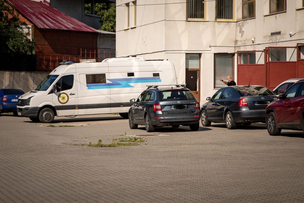 Procesul lui Dincă, din spatele uşilor închise. Martori purtați degeaba pe drumuri și rude ajunse la exasperare: „Îşi bat joc de noi”