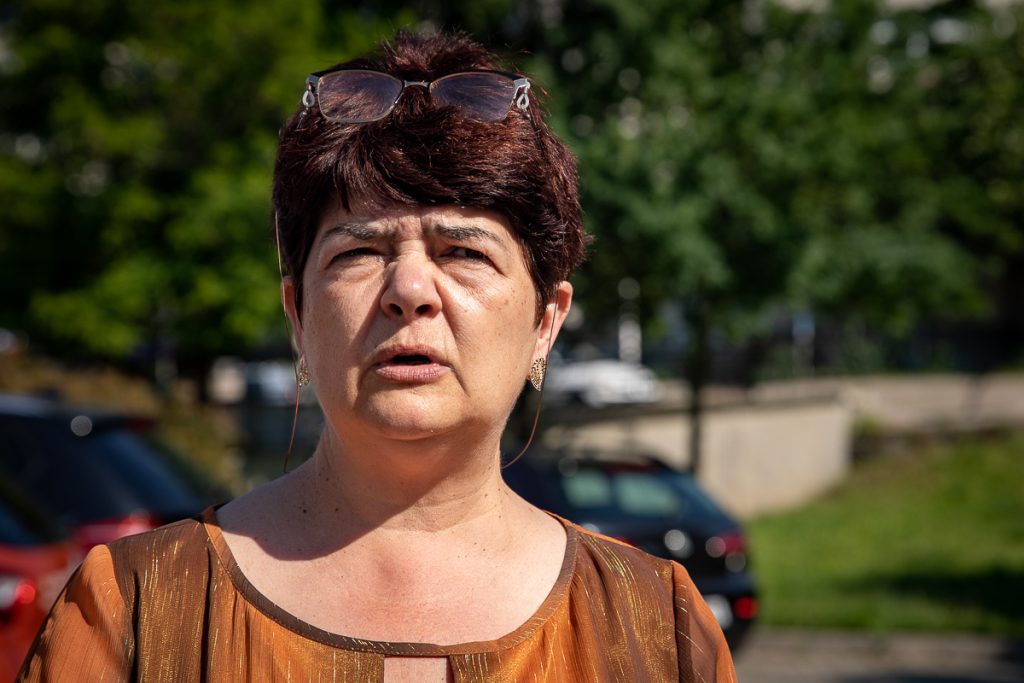 Procesul lui Dincă, din spatele uşilor închise. Martori purtați degeaba pe drumuri și rude ajunse la exasperare: „Îşi bat joc de noi”