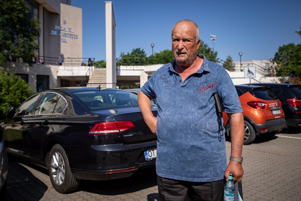 Procesul lui Dincă, din spatele uşilor închise. Martori purtați degeaba pe drumuri și rude ajunse la exasperare: „Îşi bat joc de noi”