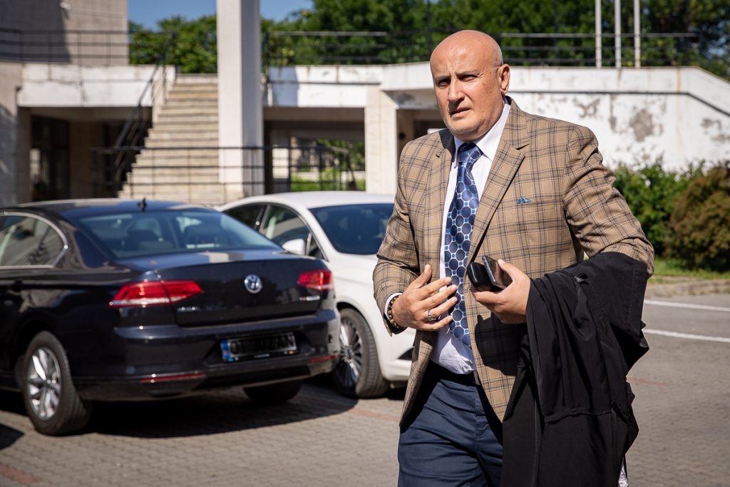 Procesul lui Dincă, din spatele uşilor închise. Martori purtați degeaba pe drumuri și rude ajunse la exasperare: „Îşi bat joc de noi”